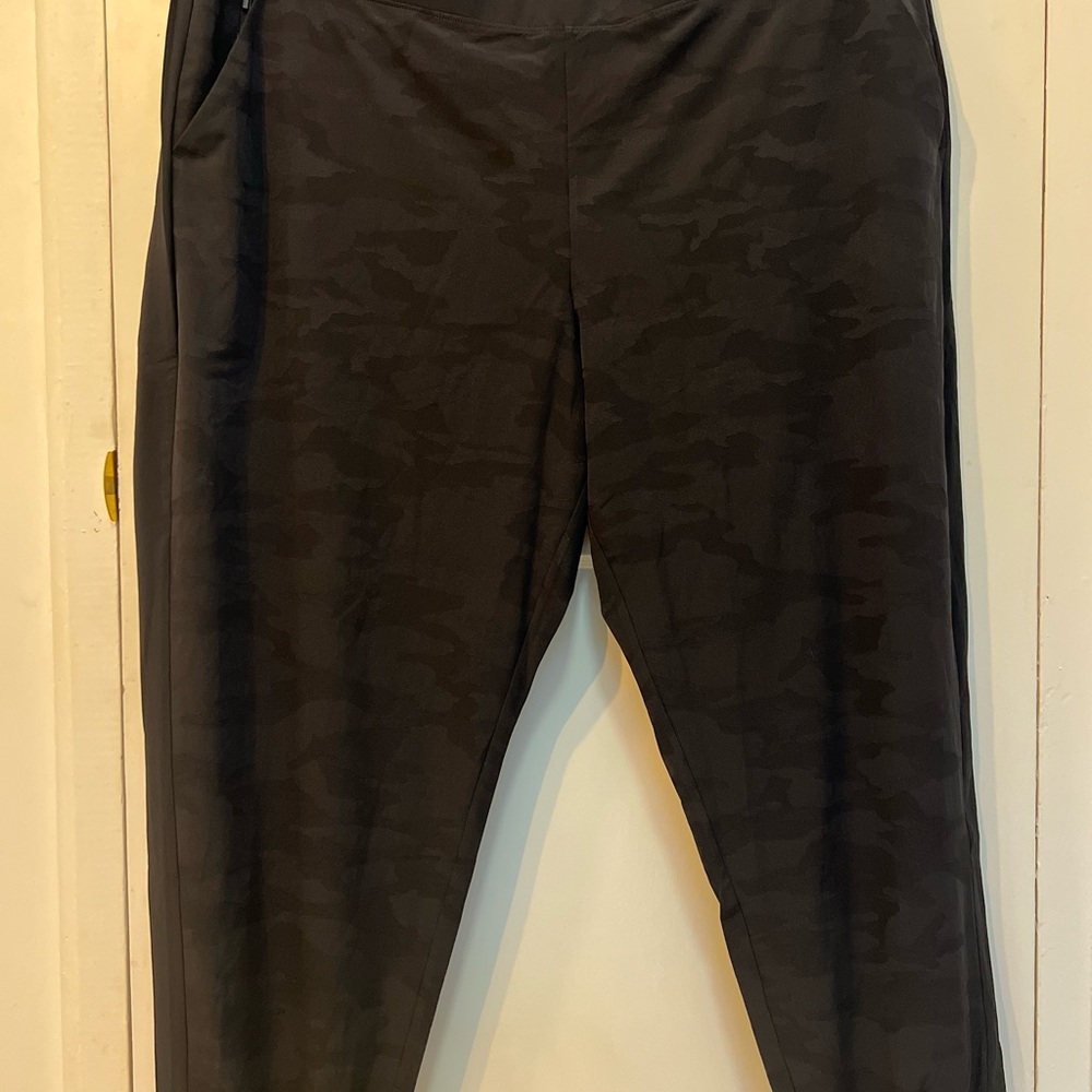 NWOT Athleta Women’s Black Brooklyn Camo Joggers Sz 26